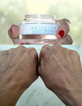 Risultato dopo un solo trattamento di 10 minuti eseguito sulla mano sinistra con la maschera esfoliante al Diossido di Titanio - Brilliant Gold Minerals Titanium Face Neck Exfoliating Elixir. ManiGoldMinerals